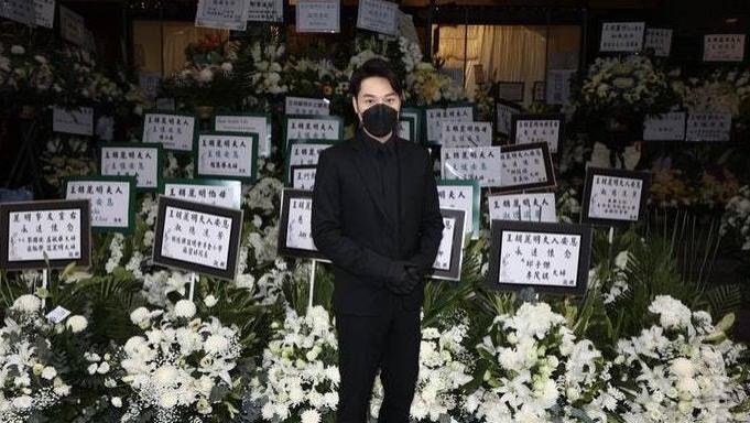 TVB|一路走好！TVB前富贵男星王贤志为母设灵，表哥郑嘉颖现身悼念