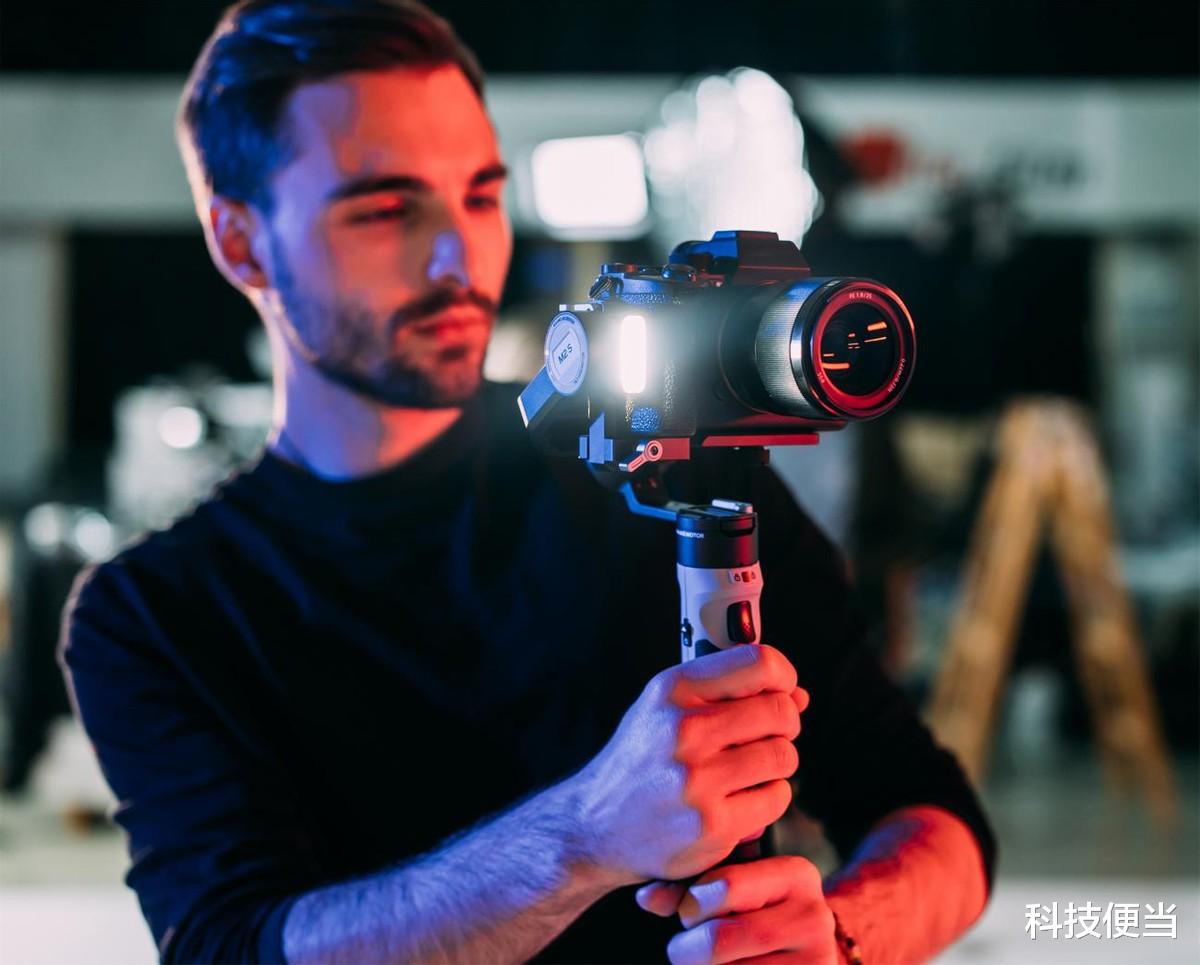 稳定器|手持稳定器首选！不止轻巧便捷，云鹤M2 S还自带亮度增倍技术补光