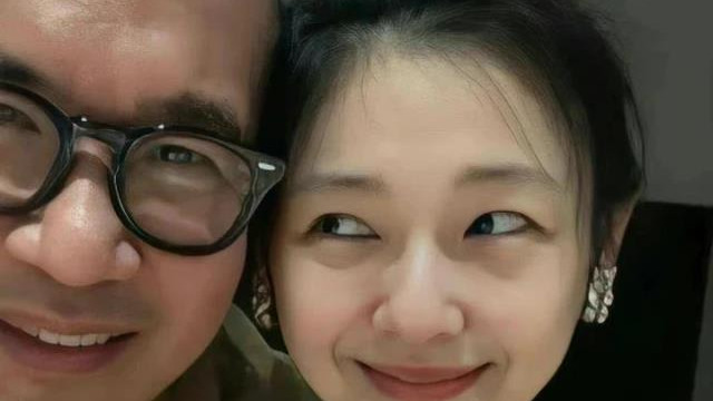 大S|大S高调秀恩爱，等红灯都要跟具俊晔贴贴，穿吊带身材好少女