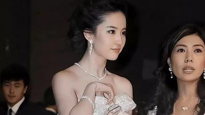 刘亦菲|刘亦菲才是真浪姐，穿低领纱裙亮相，当众整理领口面不改色