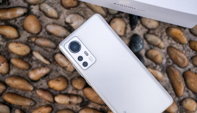 小米科技|小米12SPro和iPhone13Pro怎么选？对比后优缺点明显