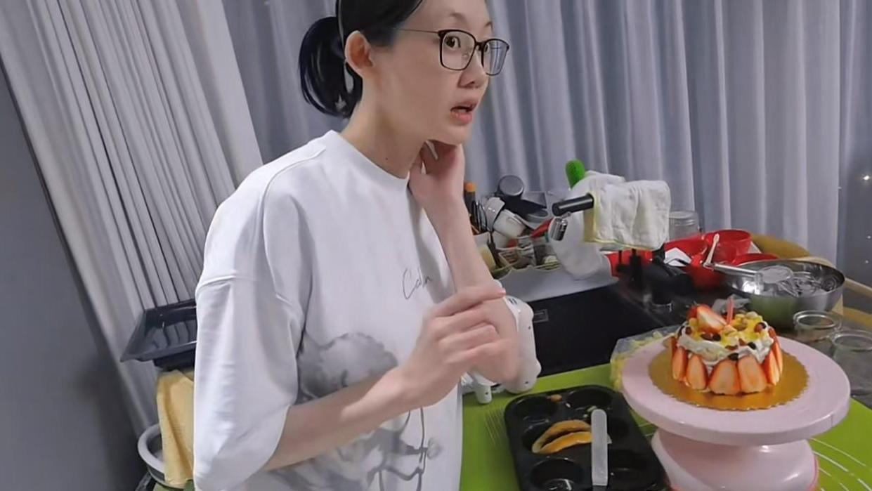 苗苗|苗苗真孝顺！挺大孕肚穿百元T恤特意给妈妈做蛋糕，郑恺真有福气