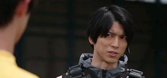 预告|假面骑士Revice夏季剧场版最新预告公开，三兄妹被新骑士狂揍