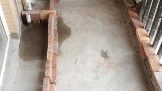 在阳台上砌个鱼池，成本只花200元，亲戚朋友们都眼红了！