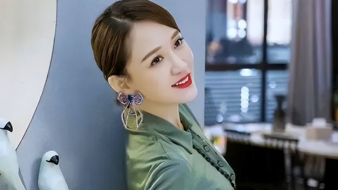 陈乔恩|同样是演金牌经纪人，将秦岚和陈乔恩放在一起对比，差距就出来了