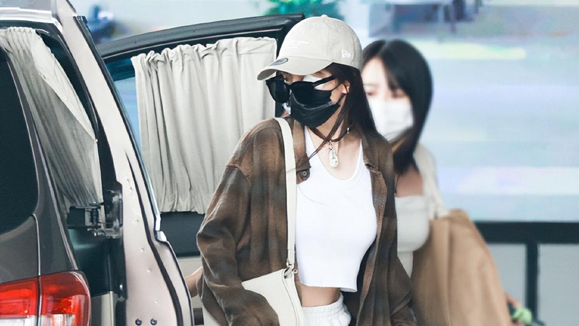 杨幂|杨幂眼角受伤后首次亮相，左眼处贴着医用纱布，走路需要助理搀扶