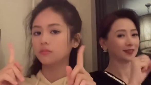 翁虹|54岁翁虹与女儿罕见同框，和14岁女儿热舞似姐妹，小水晶淡妆出镜