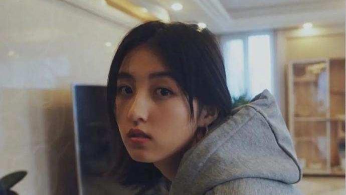 张子枫|张子枫人设崩塌，焉栩嘉与小盒鱼分手原因疑似与张子枫有关