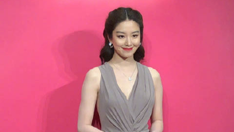 江疏影|江疏影杨采钰现身活动，为了捞金太拼了，冻得用手捂着胸口！