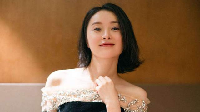 美丽|过了50岁还未婚未育的5位女星，个个颜值高身材好，独立又美丽