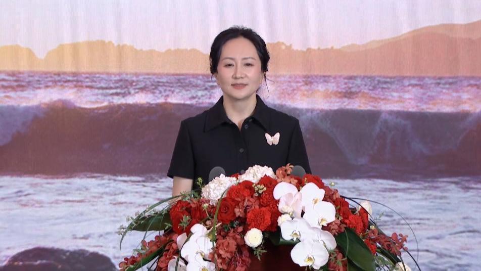 孟晚舟|孟晚舟回国后首秀！盘发气场霸道碾压男董事长，满面春光年轻10岁