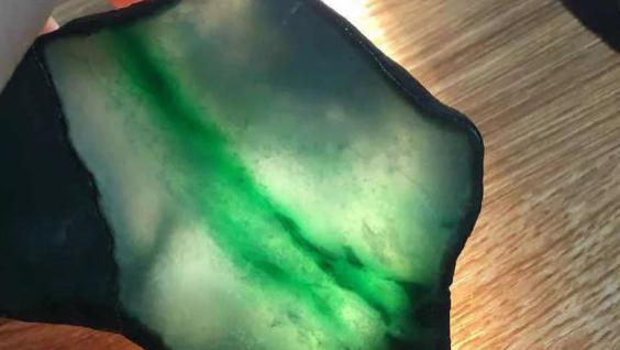 磁州窑|大哥花8000淘到的一块翡翠小料，切开之后进色化色，做件稳回本的原石！