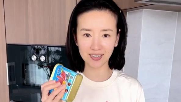 董洁|42岁董洁居家下厨！素颜出镜法令纹明显，13岁儿子顶顶出镜超捧场