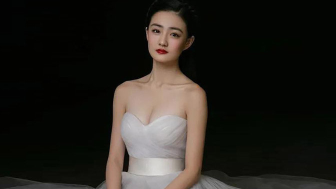 徐璐|徐璐穿低领纱裙拍大片，被指“像拍证件照”，脸部表情成了槽点