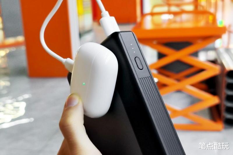 酷派|出差利器,快充跑满!AOHI大容量移动电源:双向100W的快乐