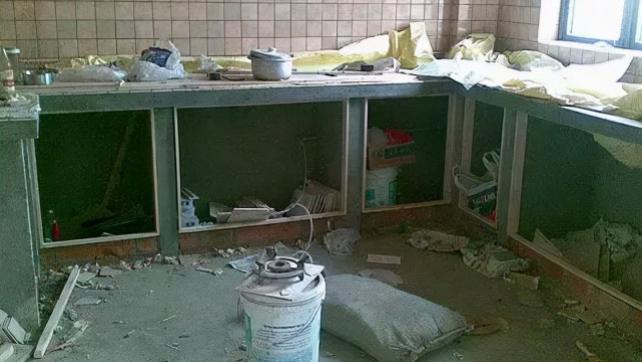 请师傅砌了个瓷砖橱柜，省钱又耐用，邻居们都很羡慕