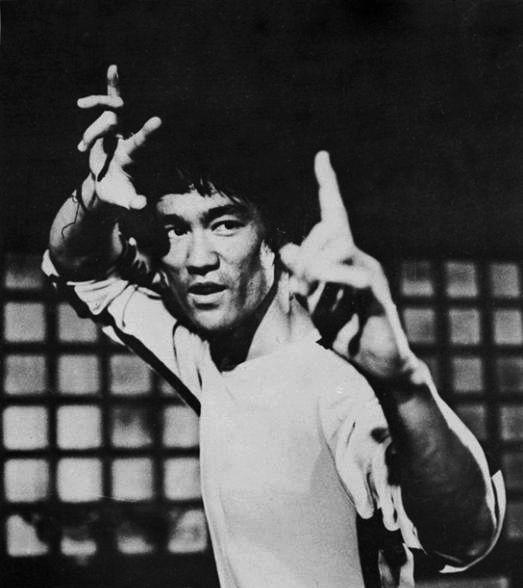 “无人敢惹”洪金宝: 挑衅李小龙手撕向华强, 嘴角却留下一生耻辱