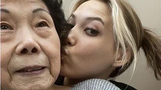 私人飞机|谷爱凌外婆在私人飞机上健身！晒豪宅中悠闲看书，祖孙俩搞怪合照