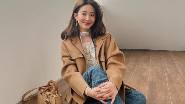 杨采钰|杨采钰回京在豪宅内晒自拍，全身超10万，和陈金飞恋爱后过得富足