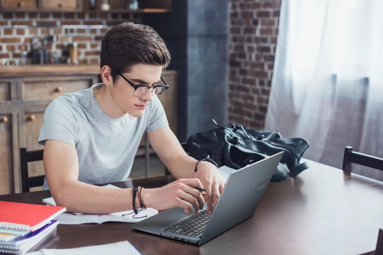 华硕|6K档独显轻薄本怎么选?三分钟看懂热门机型优缺点,换机选它最值