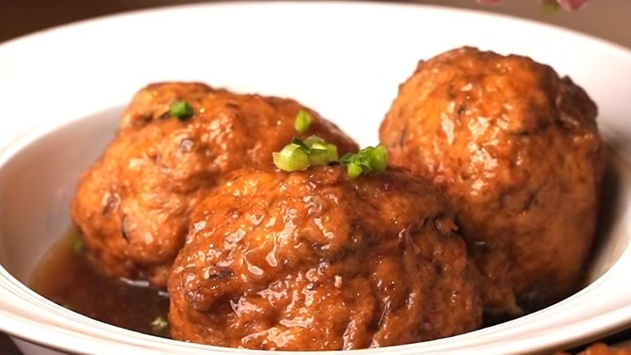 红烧狮子头|红烧狮子头的软密口感，让多少干饭人心驰神往，体会碳水的魅力吧
