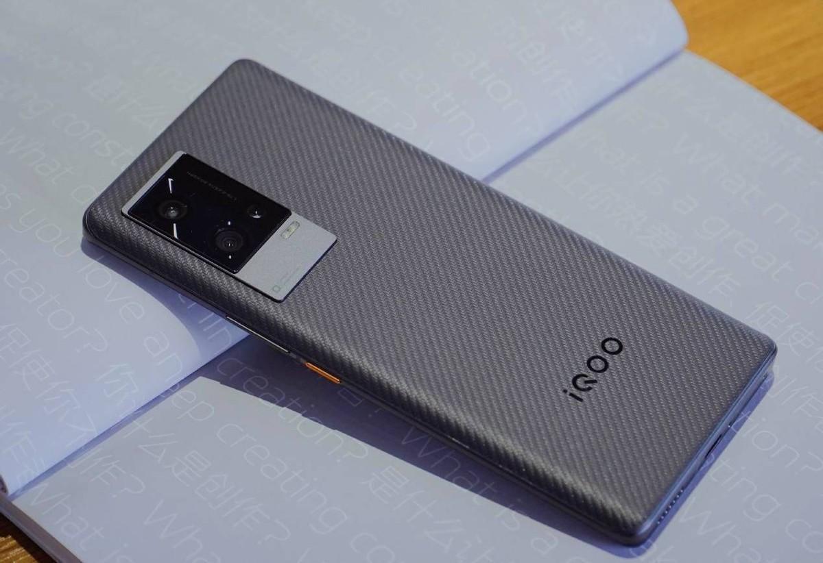 iqoo8|设计+游戏体验兼具，入手iQOO 8 Pro不过时，赛道版更合适！