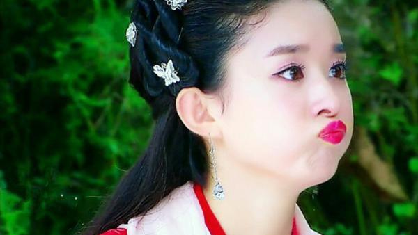 迪丽热巴|赵丽颖嘟嘴卖萌，迪丽热巴嘟嘴卖萌，看到谭松韵：不宠你宠谁