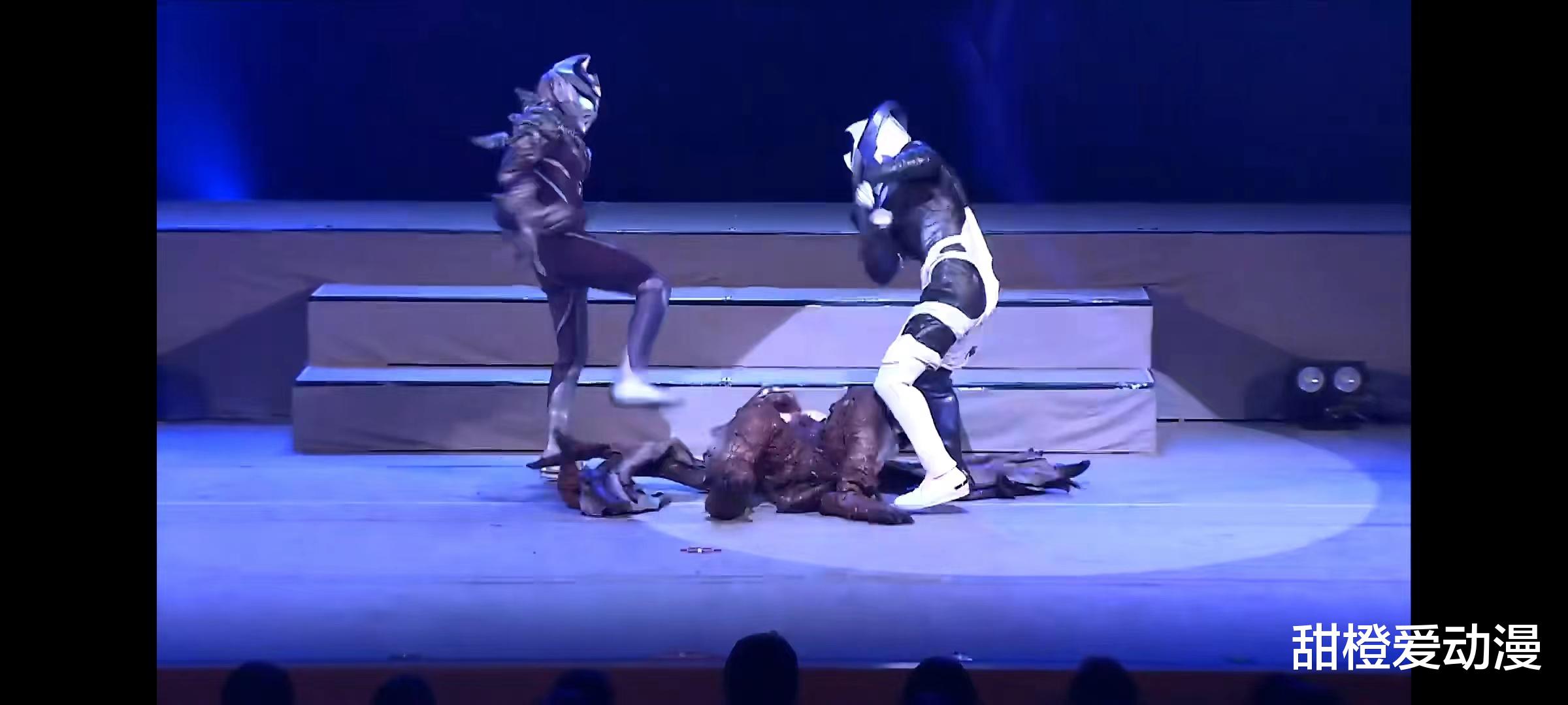 舞台剧|特利迦舞台剧：加坦是真惨，被揍还要吃狗粮，希特拉姆依旧那么屑