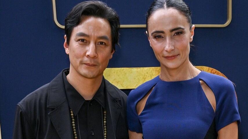 吴彦祖|唉！男神吴彦祖老去了，老婆皮肤皱巴，老人手更抢镜