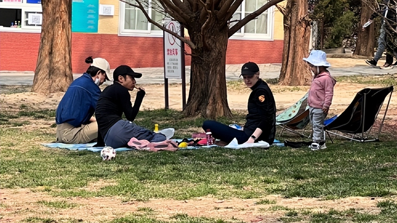 撒贝宁|撒贝宁携妻子外出野餐，坐姿和小粉鞋格外抢镜，小宝宝颜值超高