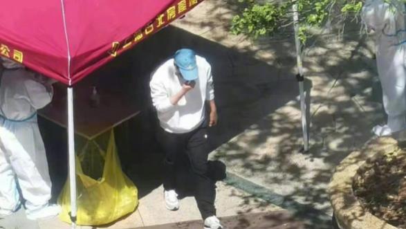 彭于晏|彭于晏现身上海某小区做核酸，引发轰动遭蹲守，还被误会当志愿者