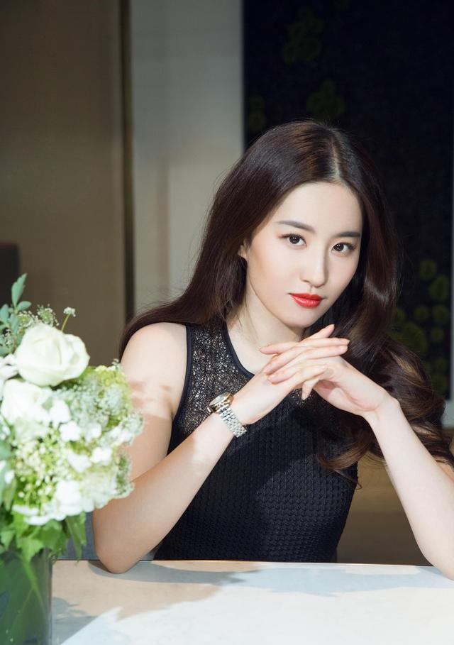 刘亦菲穿上这条小黑裙清新又优雅，完美诠释迷人诱惑力