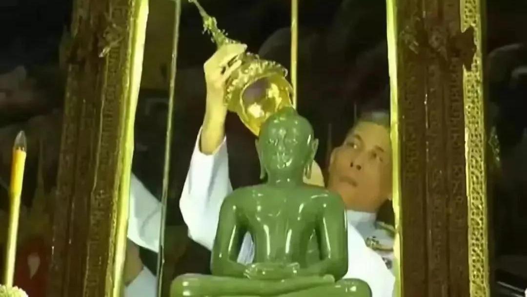 翡翠|身价10亿的翡翠佛像，拥有3套金缕玉衣，泰王亲自更衣