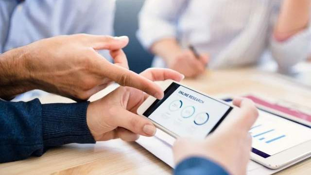 龙芯|钉钉、飞书、企业微信：迥异的商业门道