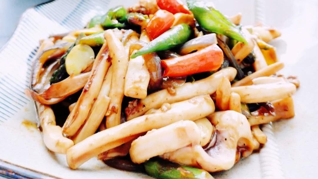 |懒人很容易上手的家常菜：荷叶冬菇蒸滑鸡，爆炒鱿鱼，无水葱油鸡