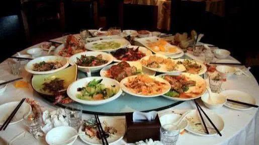 |为什么饭店的剩菜，即使一筷子都没动，都不允许服务员吃？