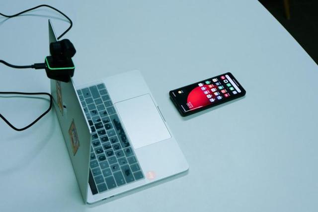 软件|我是如何使用影石Insta360 Link教老人使用手机的？