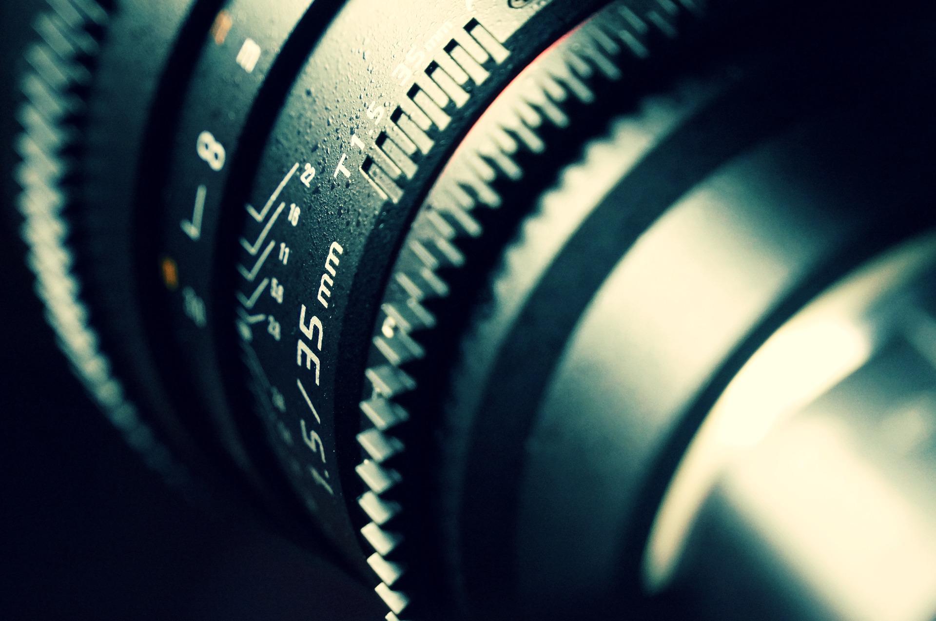 索尼|解放摄影师双手！索尼新变焦镜头曝光：不到700克，同级别最轻