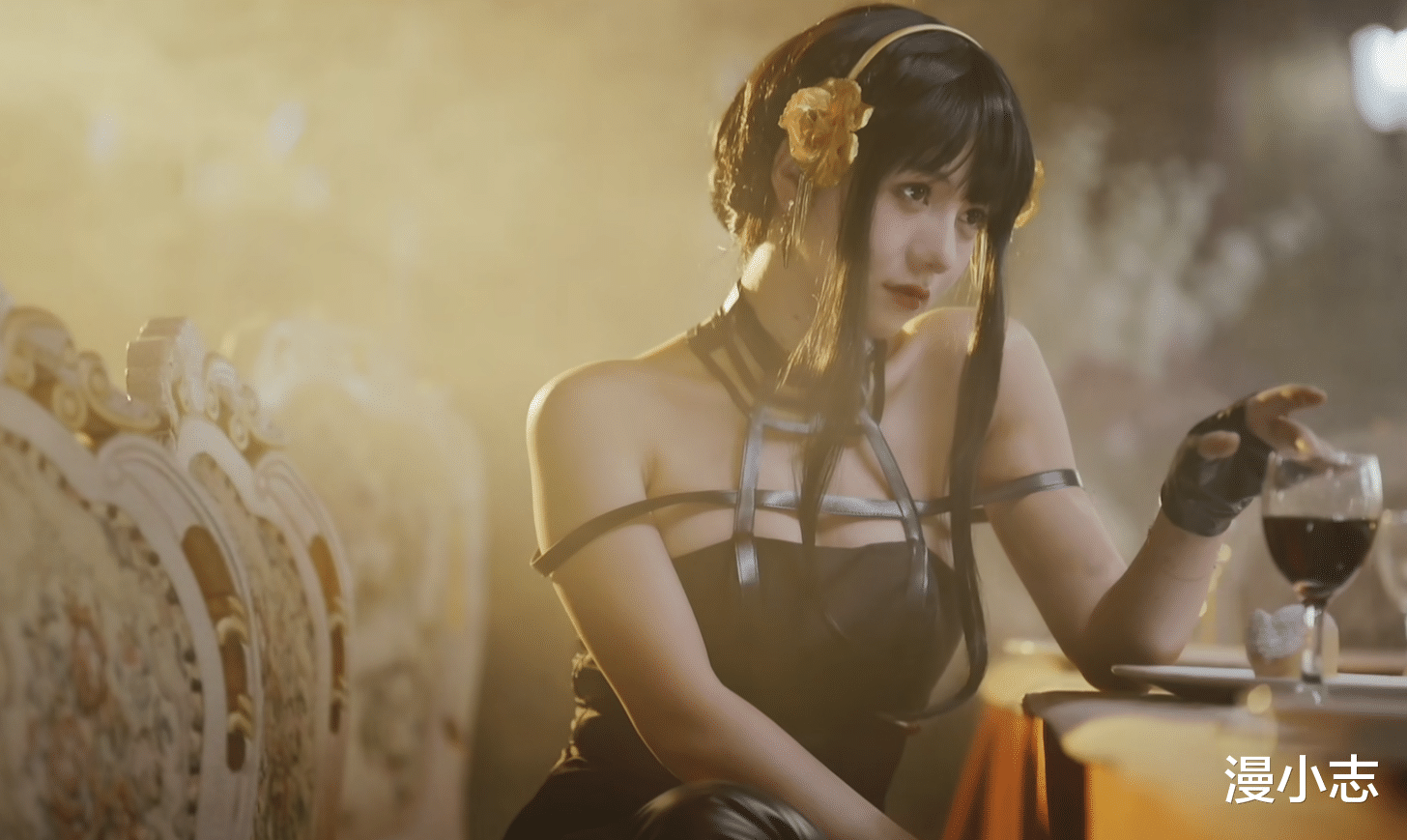 一念逍遥|《间谍过家家》还没播，女主约尔的cos先走红，太受欢迎了