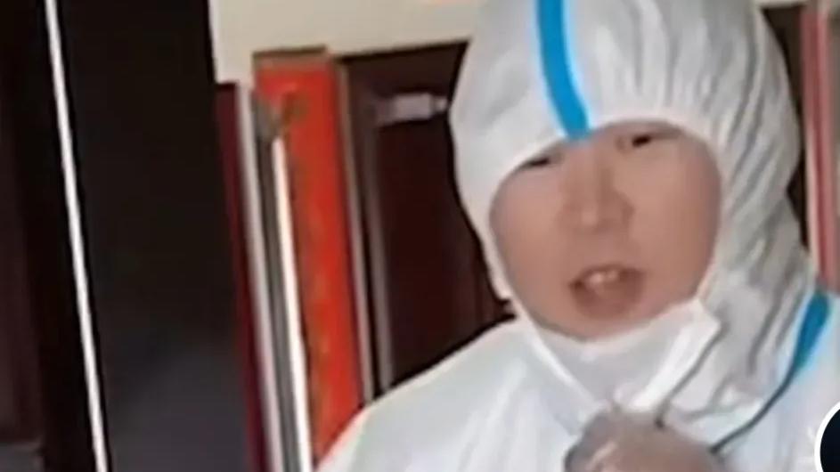牧风芳华 大白给社区配菜，一句话让小女孩告状：妈妈，他骂我