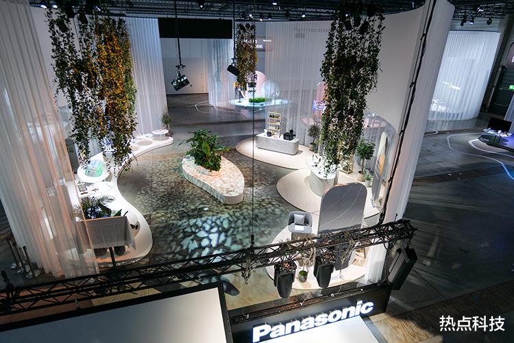 松下|松下展出无线OLED电视 一根线缆挂起来