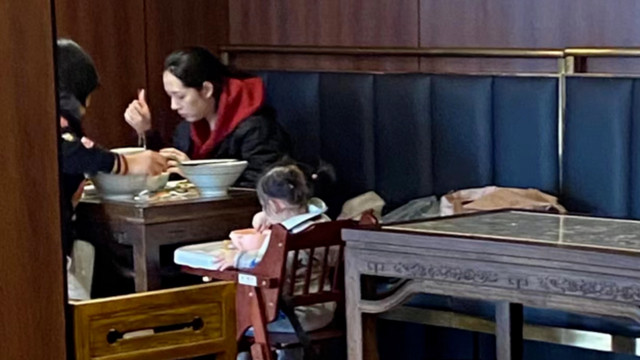 郭碧婷|向佐一家三口在天津吃面，女儿小奶皇乖巧可爱，郭碧婷疑怀上二胎