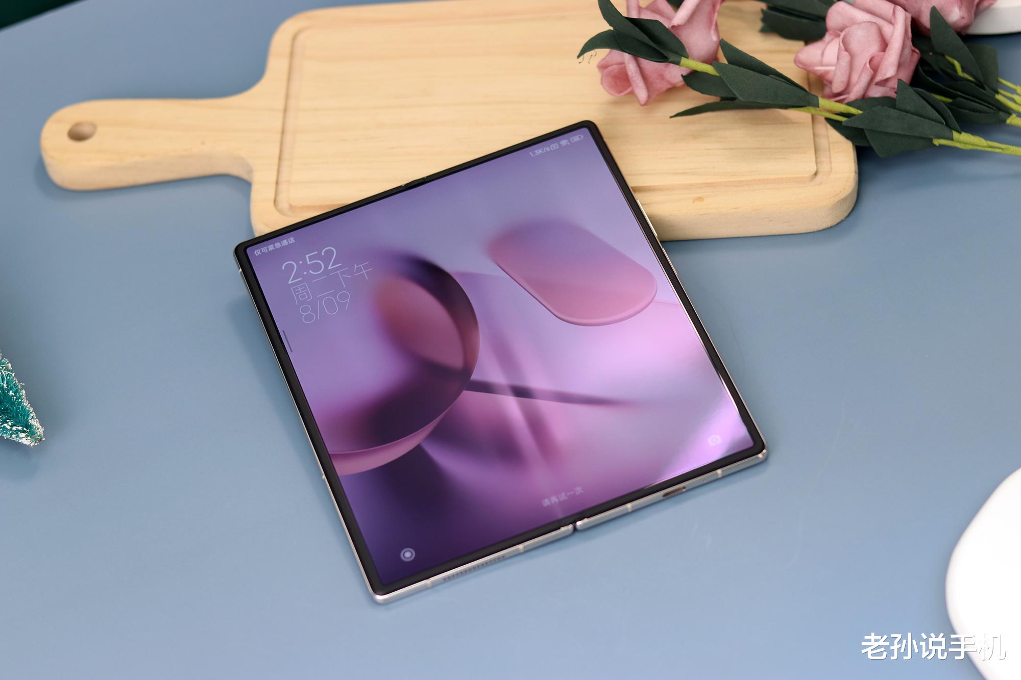 |摩托罗拉、小米折叠屏同日发布,老外实名羡慕:为啥只在中国卖?