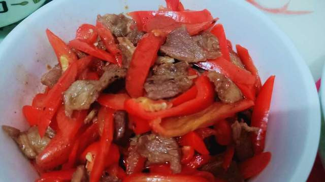 蛋糕|红辣椒跟牛肉一起做下饭菜，好吃又营养，平时不吃辣的孩子都爱吃