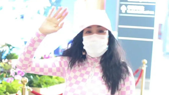 钟丽缇|钟丽缇突然瘦好多，穿芭比粉赶飞机看着像20岁，大小腿肌肉很明显