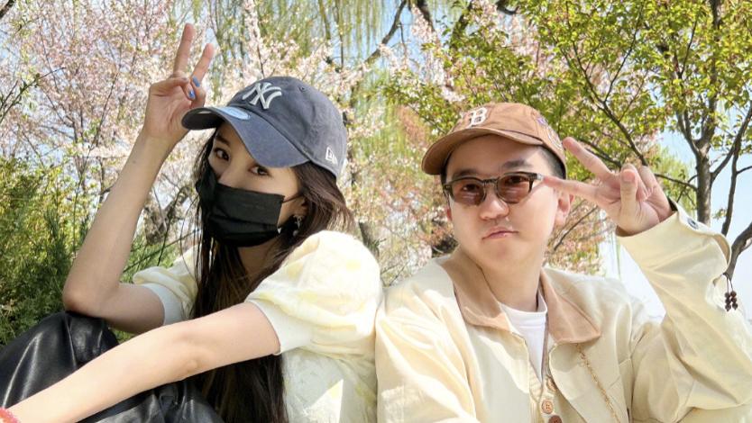 杨幂|张大大晒与杨幂出游照，穿情侣色服装，杨幂依偎在对方肩头不避嫌