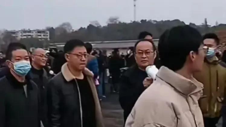 让人担心的一件事情出现了，胡鑫宇老家上千人的队伍进山寻找他！