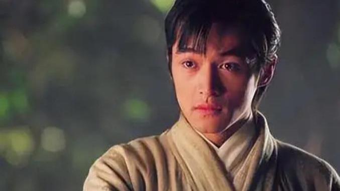 胡歌|胡歌老同学晒18年前旧照，青涩帅气像撕漫男，却无人敢上前打招呼