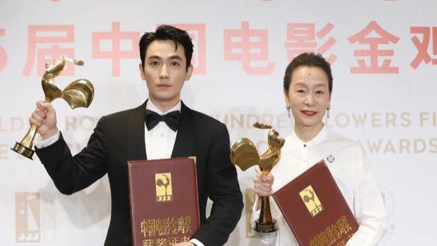 朱一龙拿影帝争议大！陈道明变脸，朱亚文撇嘴，于冬为吴京叫屈