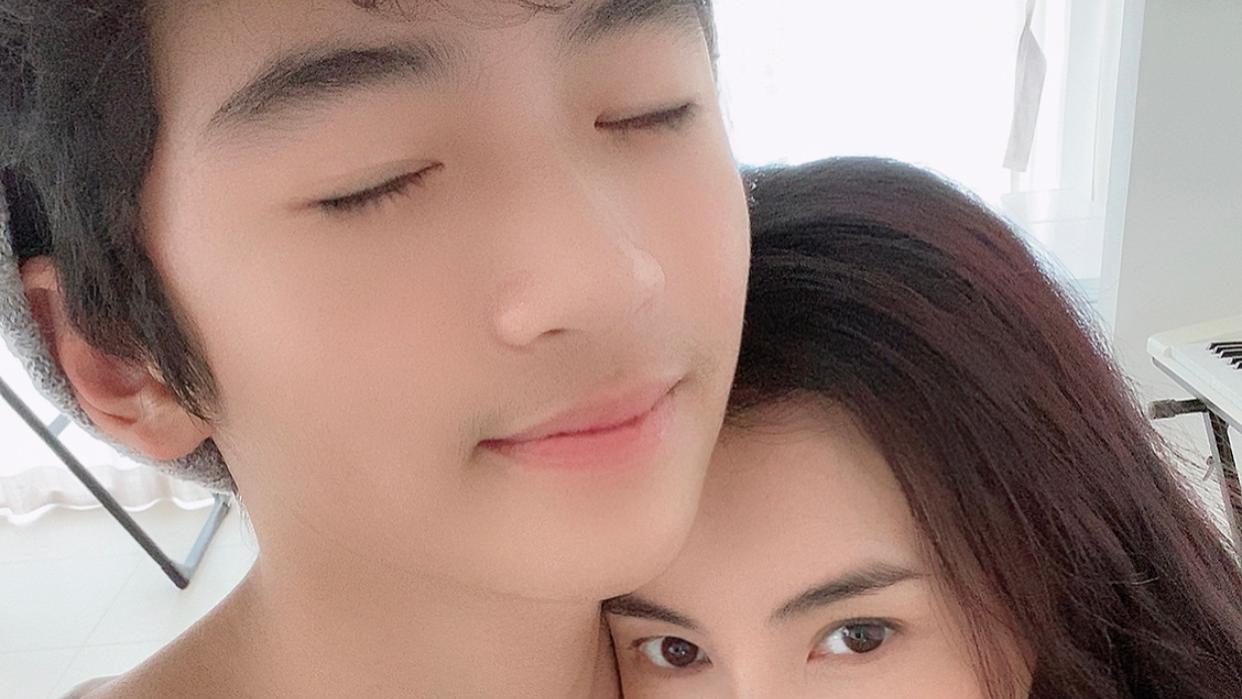 张柏芝|张柏芝晒母子合影，与14岁Lucas互相依偎，秀同款项链似情侣